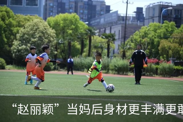 “赵丽颖”当妈后身材更丰满更敢穿，穿连衣裙露出内衣，洋气性感